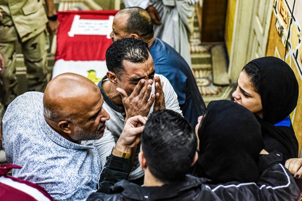 Familiares lloran la muerte de los militares por un ataque terrorista en Egipto