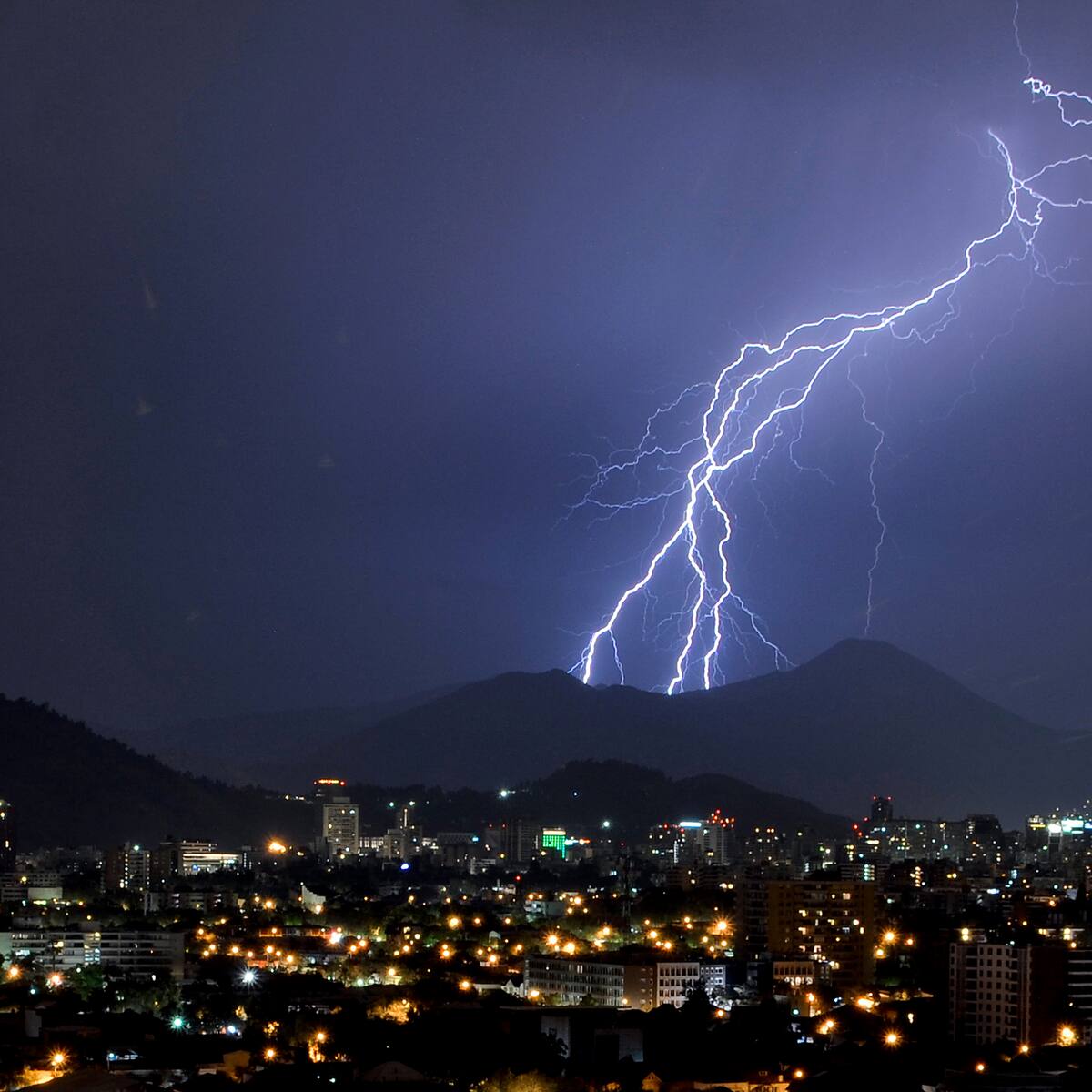 No solo vuelve la lluvia a Santiago: emiten aviso por probables tormentas eléctricas en 7 regiones de Chile