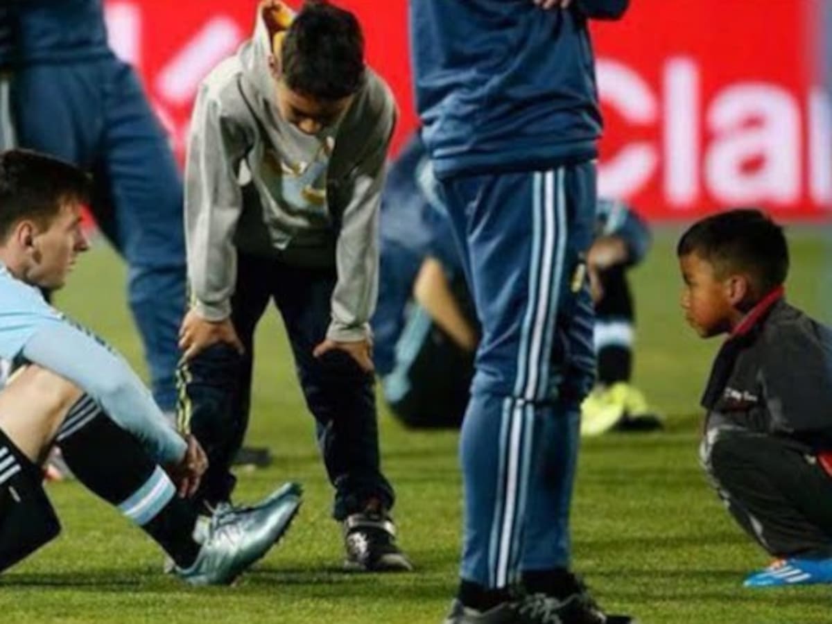 Fue uno de los niños que consoló a Messi en la Copa América 2015 y así lo recuerda tras 10 años: “Le diría lo mismo”