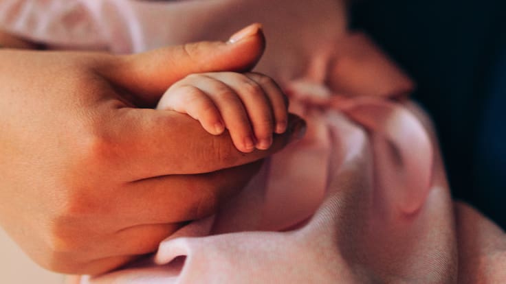 Fundación abre voluntariado para acompañar y abrazar a bebés en situación de abandono: revisa requisitos y fechas