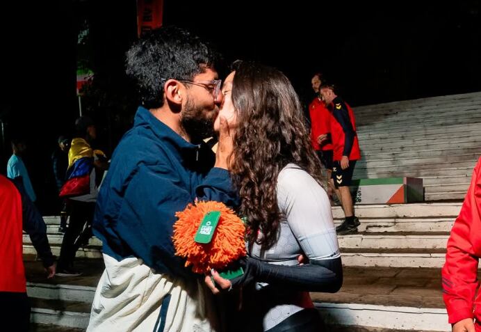 Pareja del deporte chileno anuncia su matrimonio con una romántica pedida de mano: la escena ya es viral