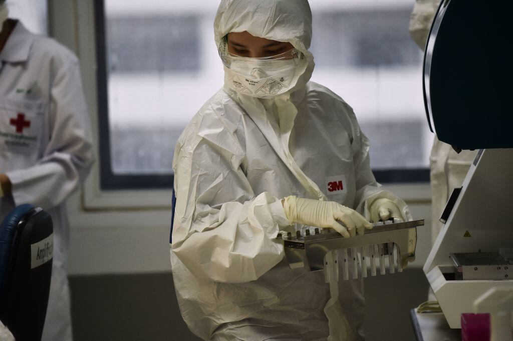 Técnicos de un laboratorio examinan muestras de pacientes