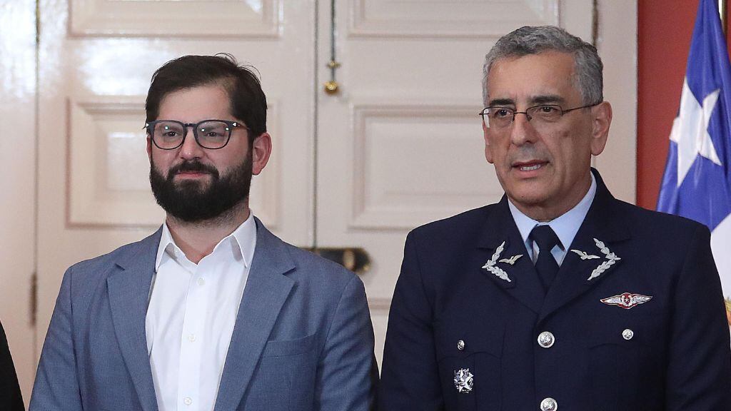 Agencia UNO | El Presidente Gabriel Boric y el jefe de la FACh, Hugo Rodríguez.