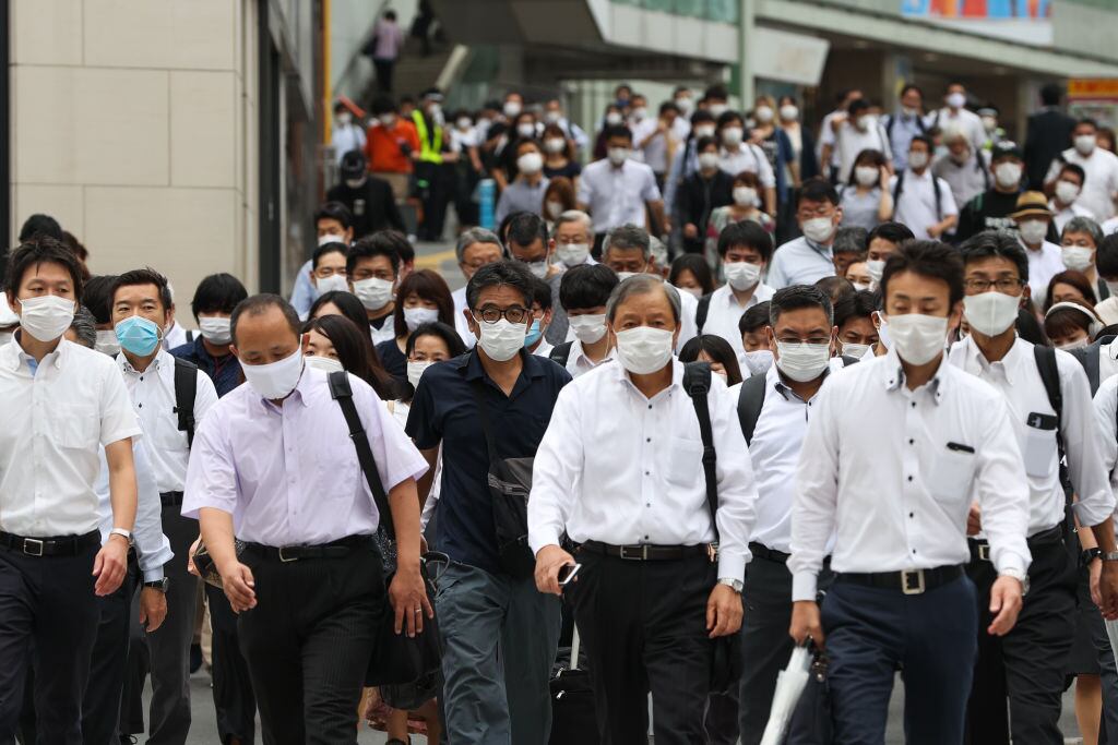 Las personas utilizan mascarillas en las calles de Japón