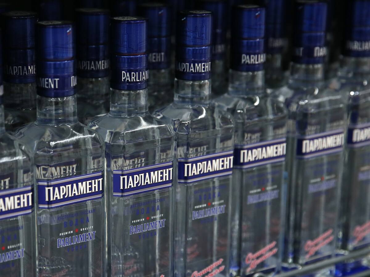 Veto al vodka ruso: bares de Estados Unidos y Canadá sólo venden licor ucraniano