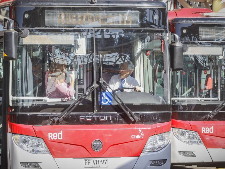 3 de diciembre del 2020/SANTIAGOEl Presidente de la República, Sebastián Piñera, se sube a un bus electrico, durante la inauguracion del mayor electroterminal de Chile destinado a la operación del sistema de transporte público RED.
FOTO: SEBASTIAN BELTRAN GAETE/AGENCIAUNO