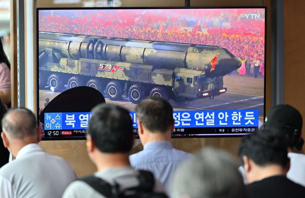 La televisión en Seúl muestra el desfile militar en Corea del Norte