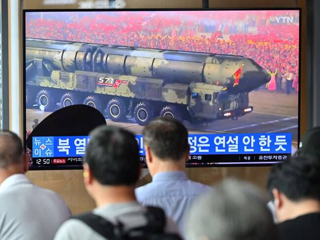 La televisión en Seúl muestra el desfile militar en Corea del Norte