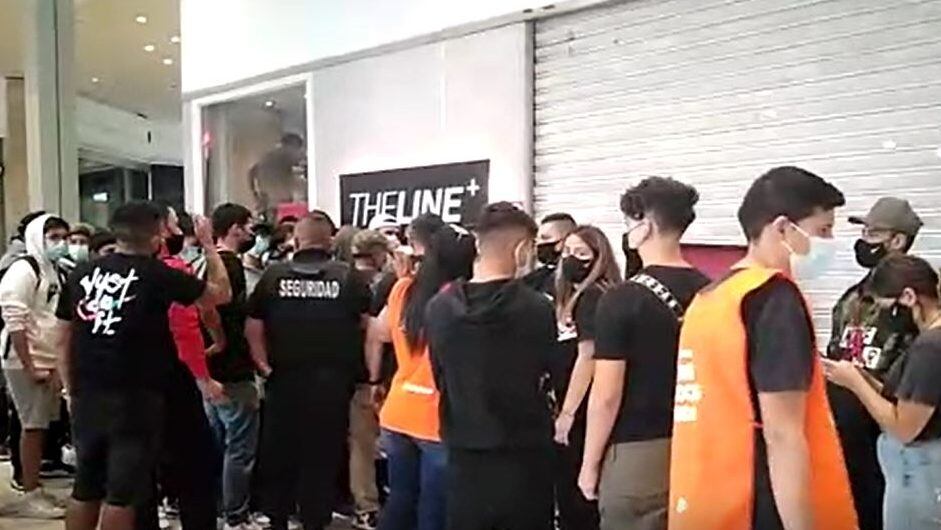 Aglomeraciones en mall por lanzamiento de zapatillas