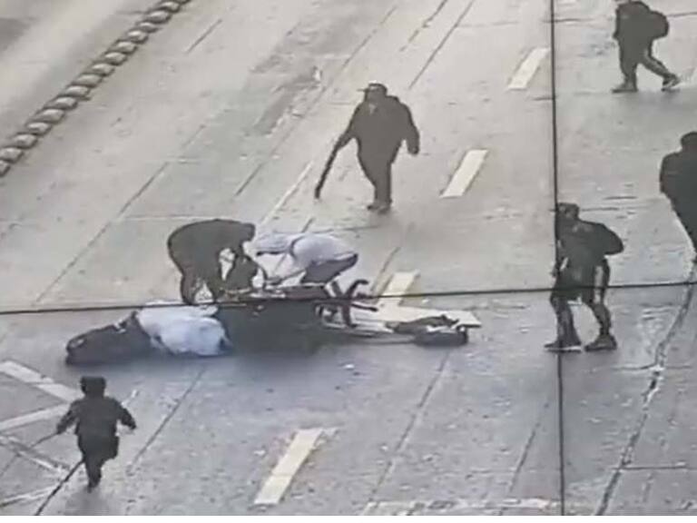 Detuvieron a la mamá: niño de cinco años es captado participando en desmanes en La Alameda