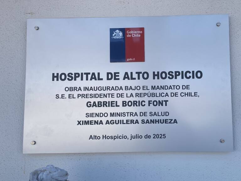 Gobierno desmiente reemplazo de placa de Piñera por una del Presidente Boric en nuevo hospital de Alto Hospicio
