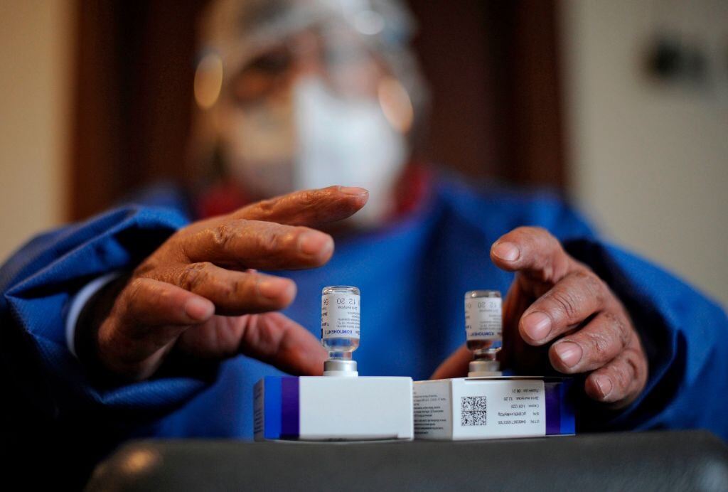 Trabajador de la salud maneja la vacuna Sputnik V en La Paz