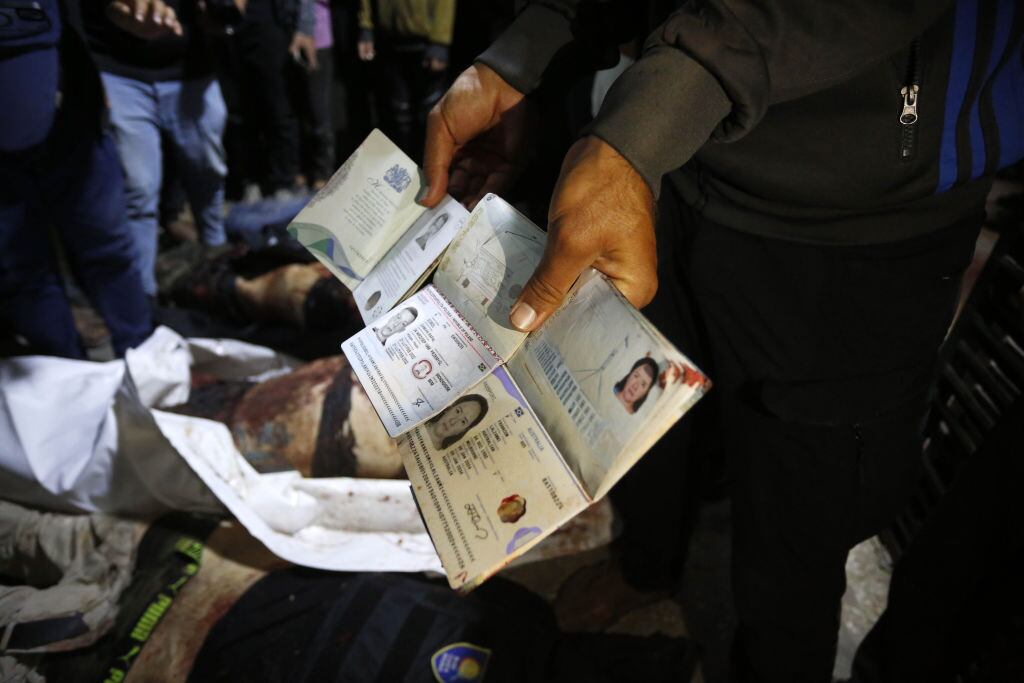 Muestran los documentos de los voluntarios de World Central Kitchen asesinados por un bombardeo de Israel contra la Franja de Gaza.