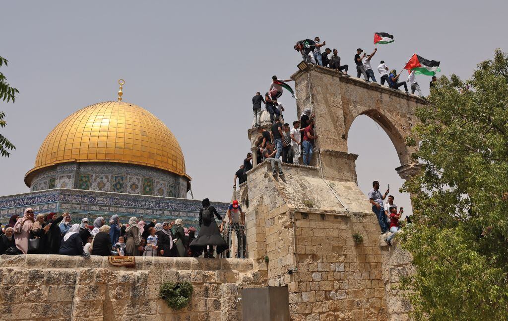Palestinos llegan a la mezquita Al-Aqsa en Jerusalén