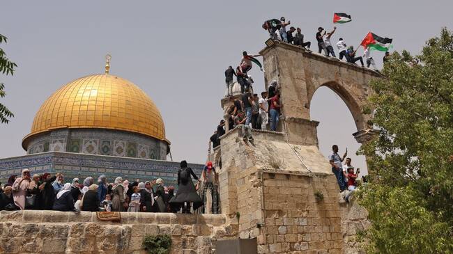 Palestinos llegan a la mezquita Al-Aqsa en Jerusalén