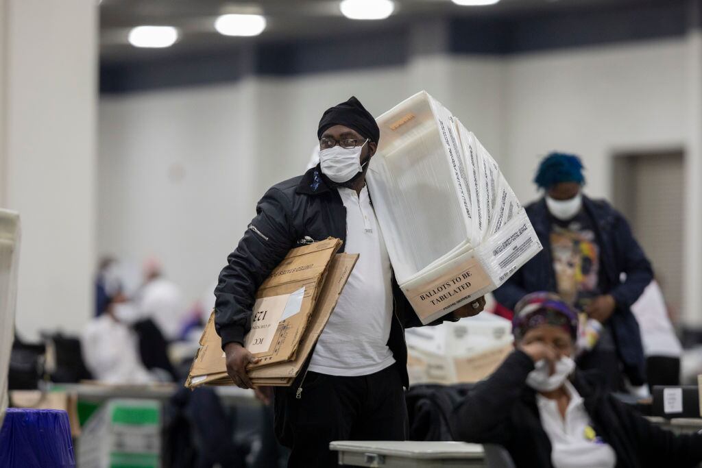 Un trabajador electoral transporta cajas con sufragios en Detroit