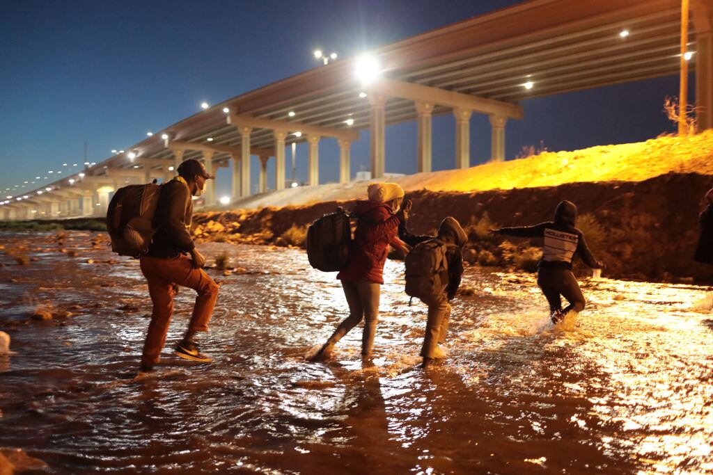 Una familia intenta cruzar el Rio Grande hacia EEUU