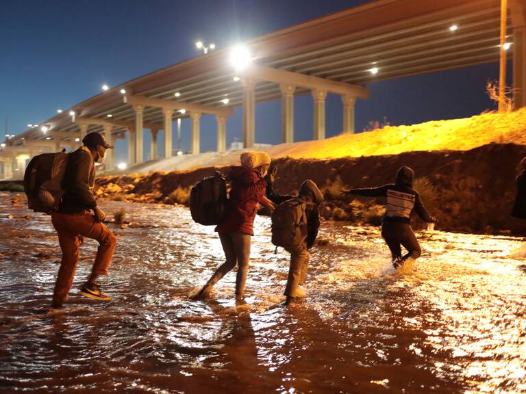 Una familia intenta cruzar el Rio Grande hacia EEUU