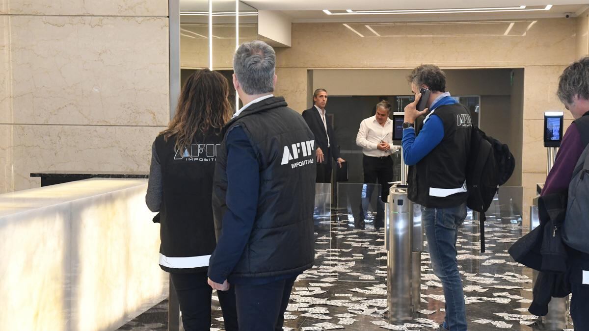 Agentes de la Dirección de Aduanas y policías allanan un banco en Argentina
