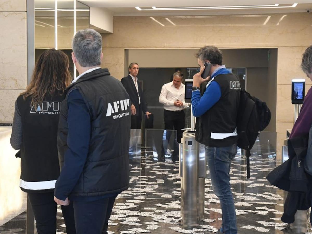 Argentina: allanan a 18 bancos por la fuga ilegal de dólares