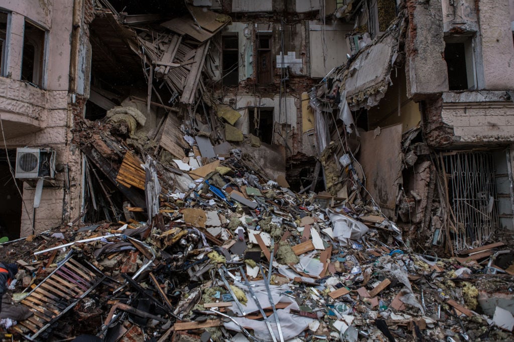 Edificio residencial destruido tras los ataques sobre Járkov