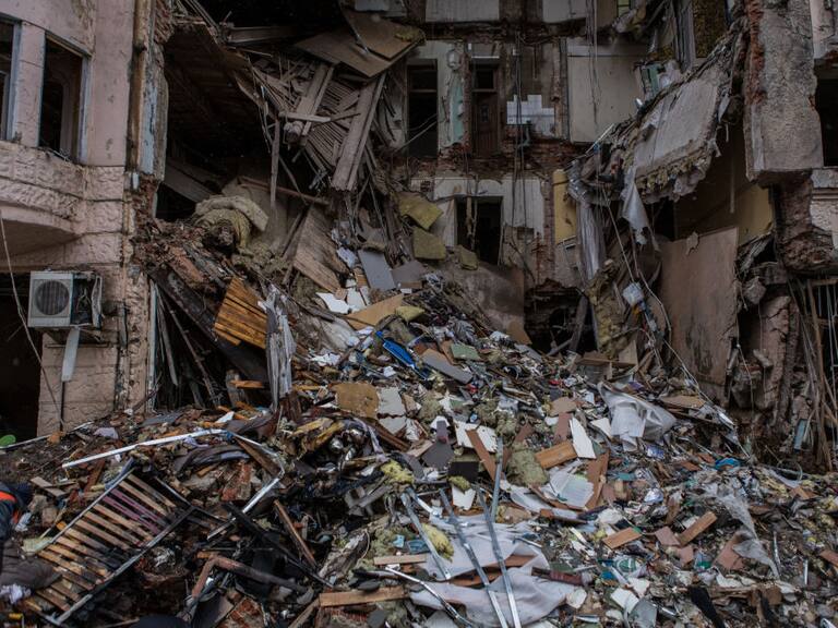 Edificio residencial destruido tras los ataques sobre Járkov