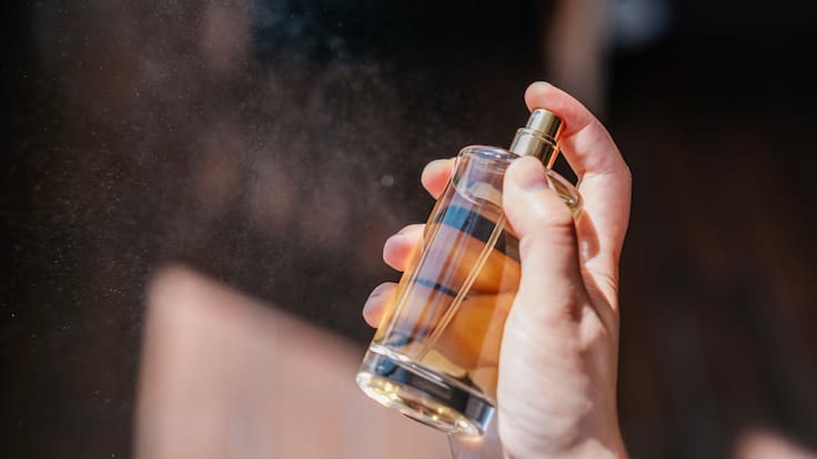 Cinco perfumes económicos para hombre y mujer: ideales para usar a diario en la oficina