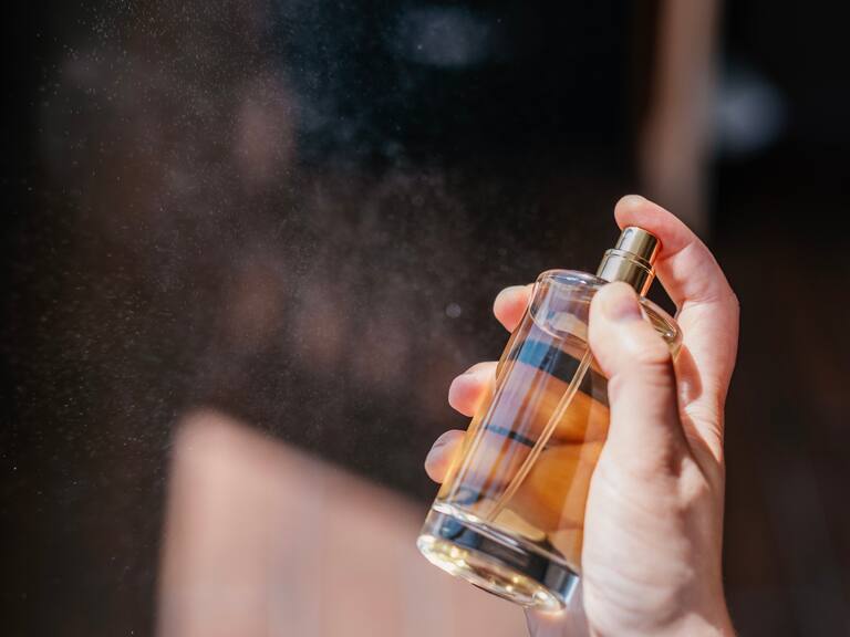Cinco perfumes económicos para hombre y mujer: ideales para usar a diario en la oficina