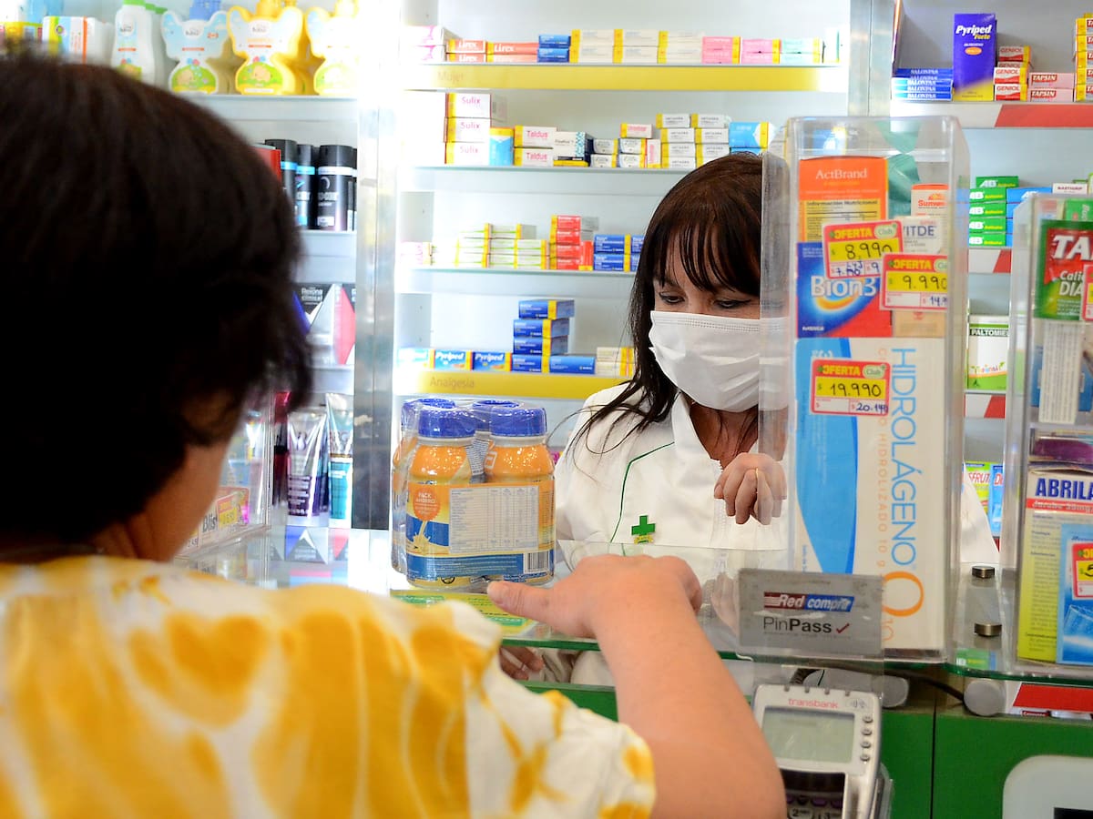 Federación de Trabajadores de Farmacias acusan que cadenas no han respetado la disminución a 44 horas laborales