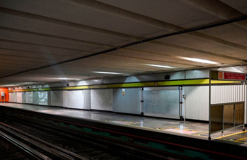 Una vacía estación del metro del Distrito Federal por la huelga del 9M en México