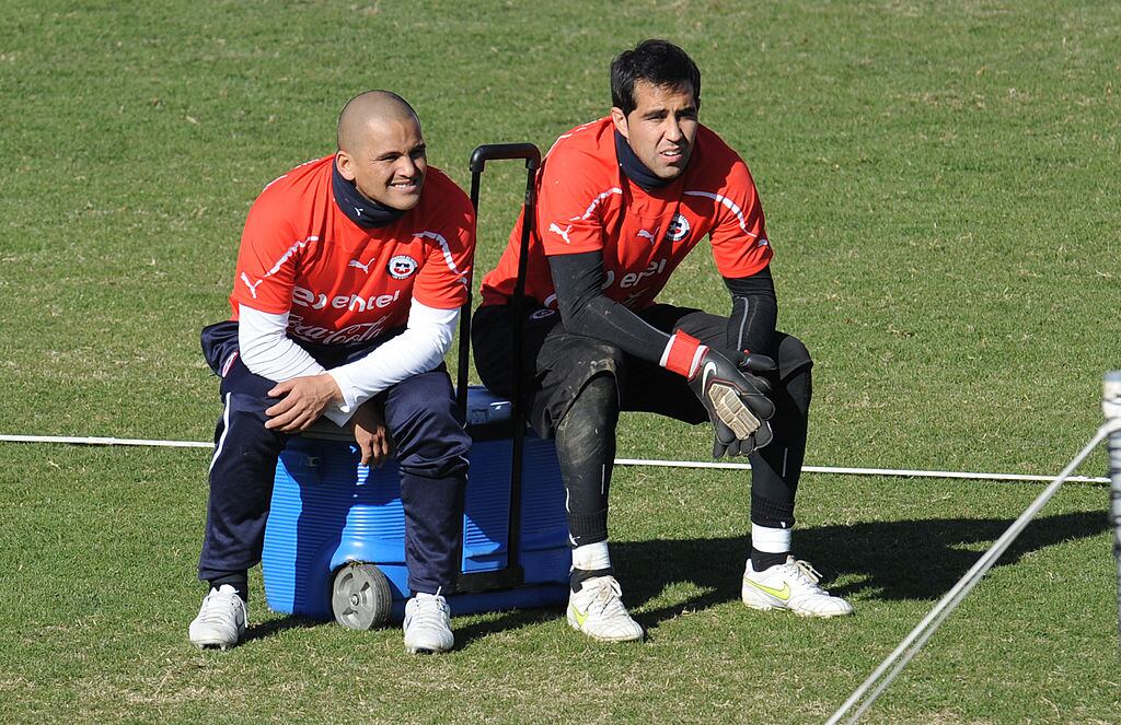 Humberto Suazo y Claudio Bravo