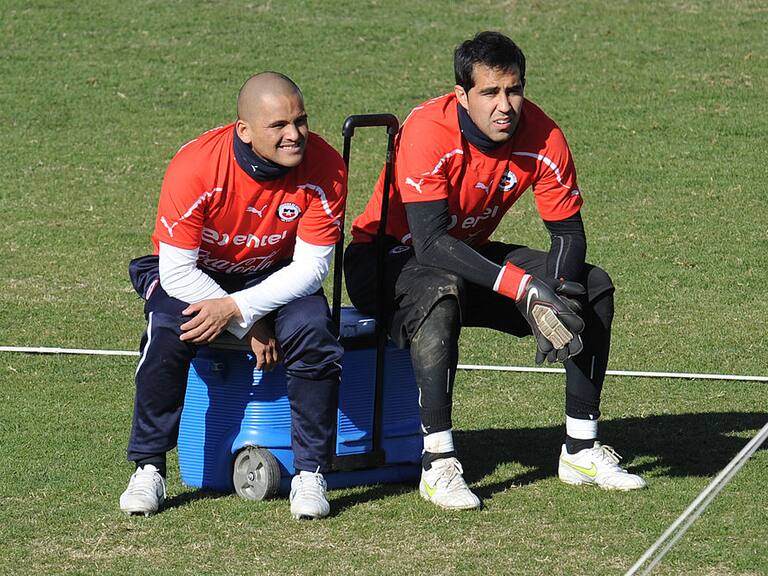 Humberto Suazo y Claudio Bravo