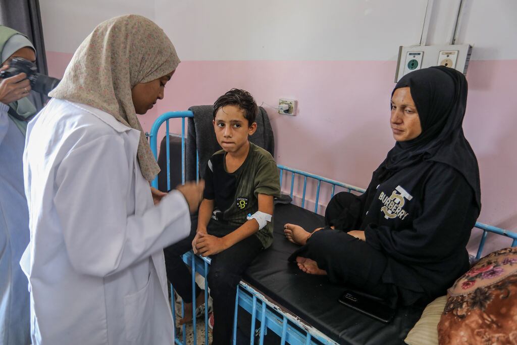 Trabajadores sanitarios inician la vacunación contra la polio en el hospital Nasser de la zona de Jan Yunis en la Franja de Gaza en Palestina.