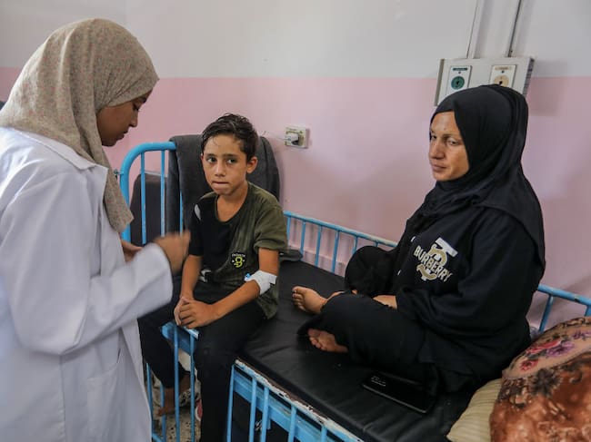 Trabajadores sanitarios inician la vacunación contra la polio en el hospital Nasser de la zona de Jan Yunis en la Franja de Gaza en Palestina.