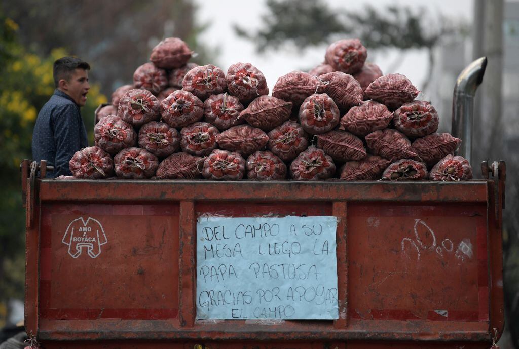 Persona vende sacos de papas en la ciudad de Bogotá en Colombia