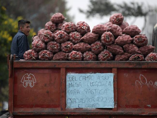 Persona vende sacos de papas en la ciudad de Bogotá en Colombia