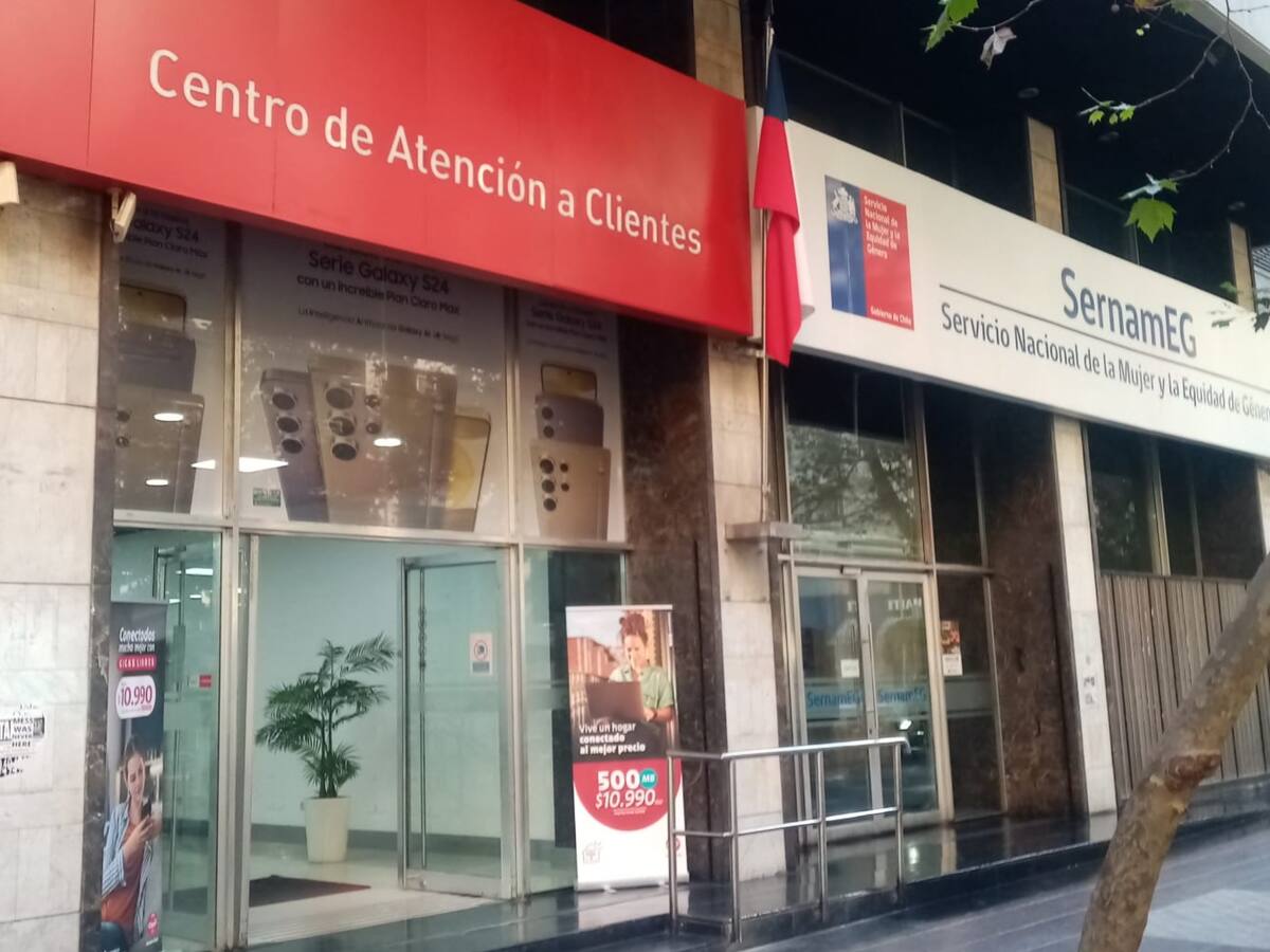Desconocidos protagonizan millonario robo en sucursal de celulares en Santiago: ingresaron mediante un forado desde oficina del SernamEG