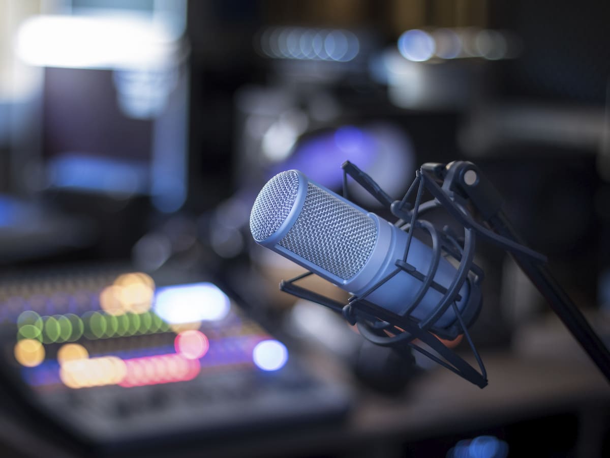 “Miles de personas crecieron escuchando su voz”: confirman muerte de hombre clave de la radio chilena