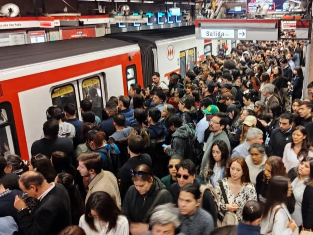 Alerta en Metro de Santiago este lunes: evacuan tren en plena estación de la Línea 1