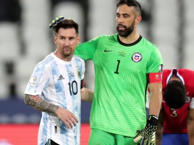 «Acá lo esperamos»: Claudio Bravo reaccionó tras la inesperada salida de Lionel Messi del Barcelona