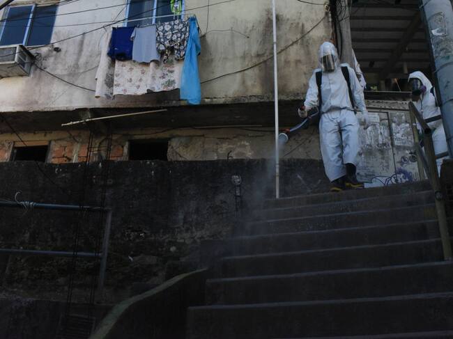 Trabajadores desinfectan las calles de Río de Janeiro