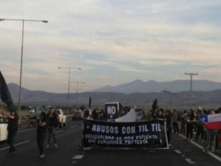 Vecinos de Til Til bloquearon ruta 5 norte por construcción de relleno sanitario