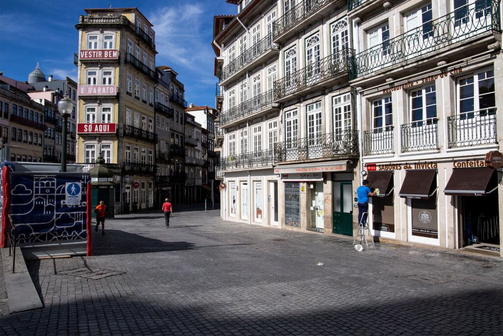 Las calles aún están vacías en la ciudad de Porto