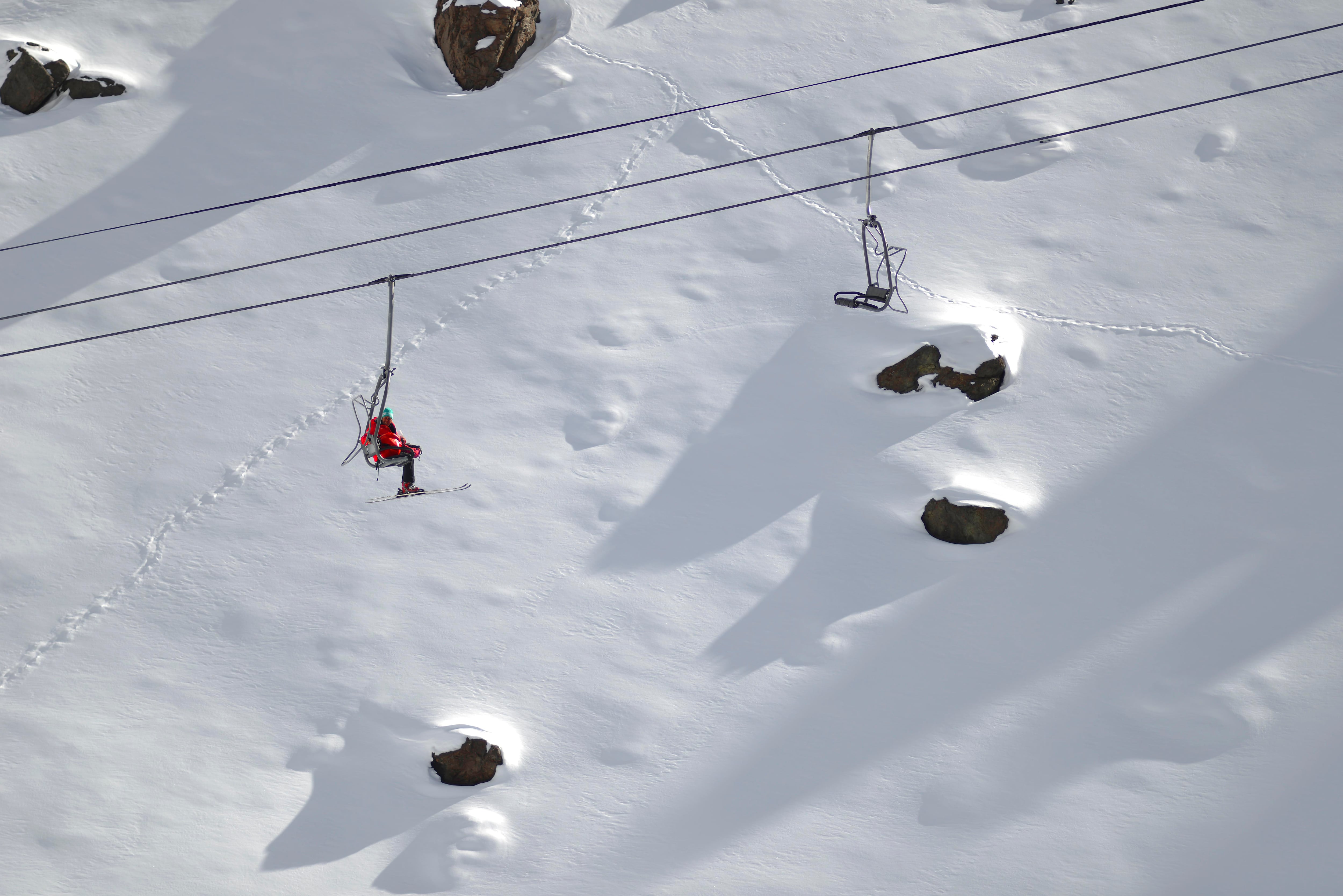 18 de Julio de 2015/ SANTIAGO
Una mujer sube en un andarivel durante el inicio de temporada 2015 en centro de ski Portillo.
FOTO: MATIAS DELACROIX/ AGENCIAUNO