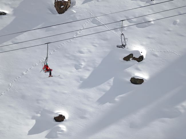 18 de Julio de 2015/ SANTIAGO
Una mujer sube en un andarivel durante el inicio de temporada 2015 en centro de ski Portillo.
FOTO: MATIAS DELACROIX/ AGENCIAUNO