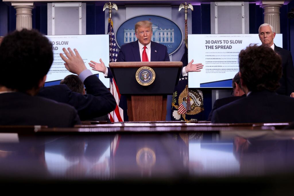 Trump realizando una entrevista sobre el Covid-19