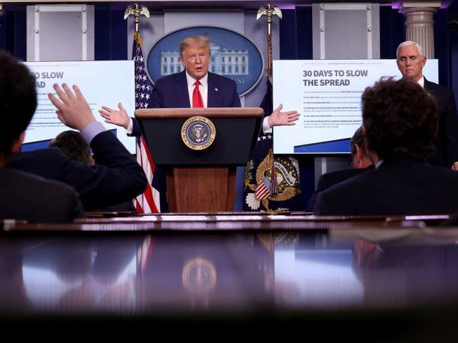 Trump realizando una entrevista sobre el Covid-19