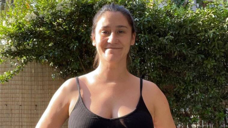 Belén Mora luce su embarazo en traje de baño al inicio del último trimestre