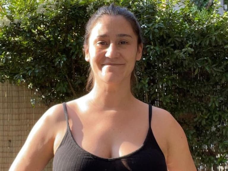 Belén Mora luce su embarazo en traje de baño al inicio del último trimestre