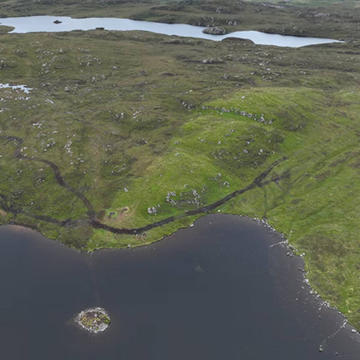 El misterio del Loch Bhorgastail: descubren una isla artificial de madera tan antigua como Stonehenge